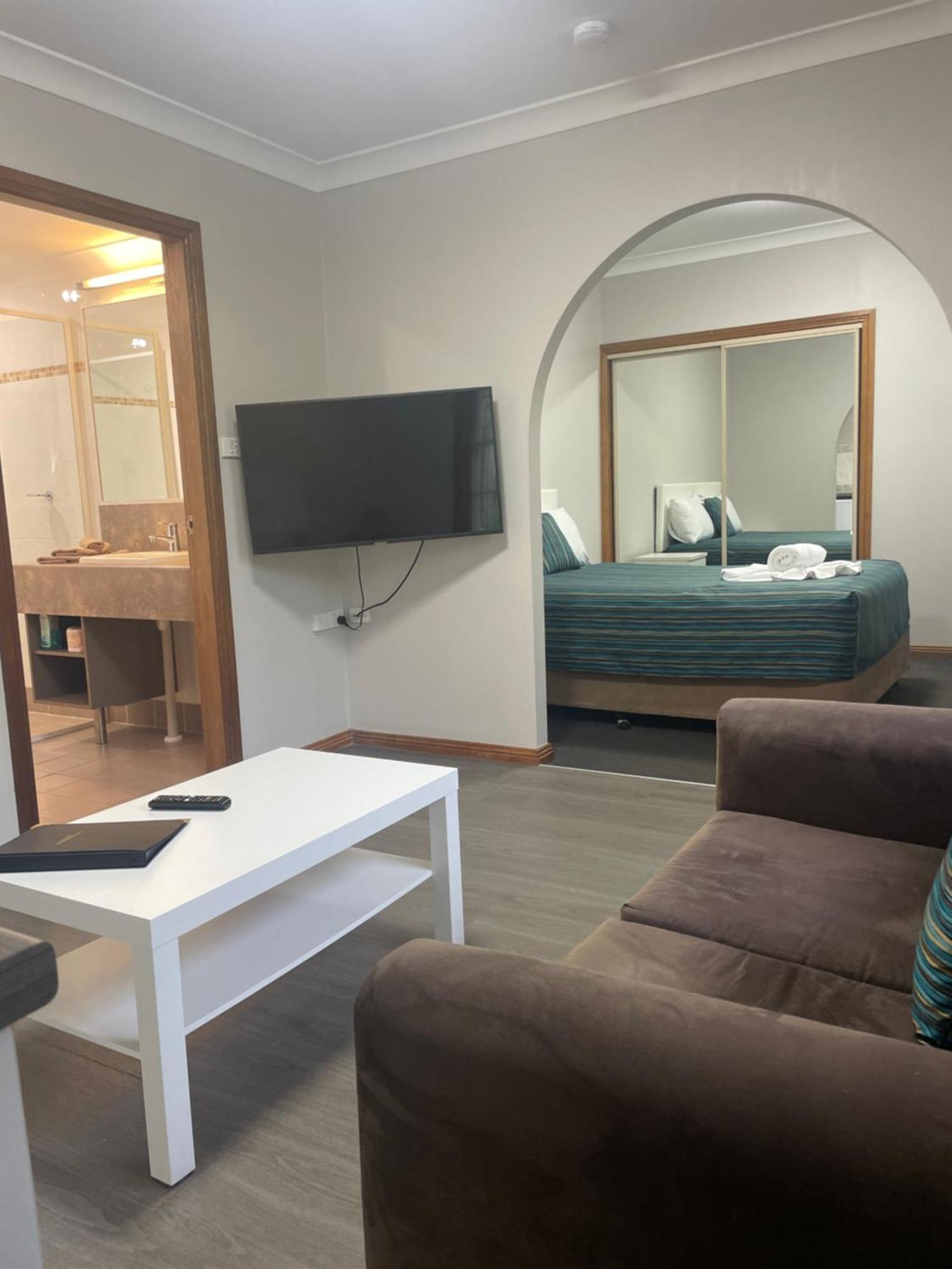 Oasis Inn Ulladulla - Welcoming Guests 18 Years And Older 외부 사진