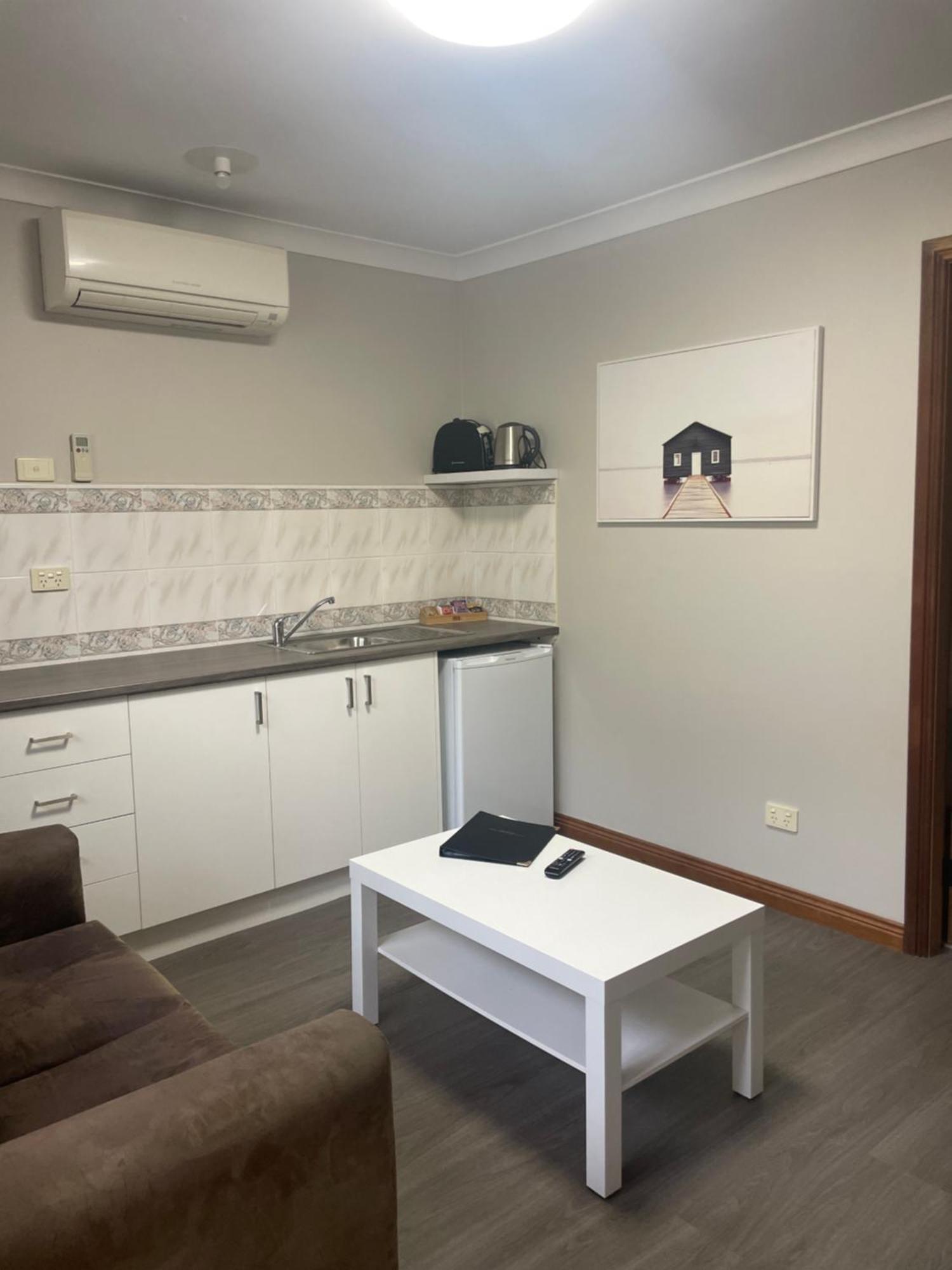 Oasis Inn Ulladulla - Welcoming Guests 18 Years And Older 외부 사진