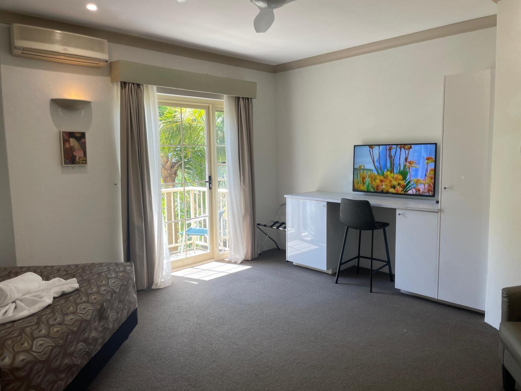 Oasis Inn Ulladulla - Welcoming Guests 18 Years And Older 외부 사진