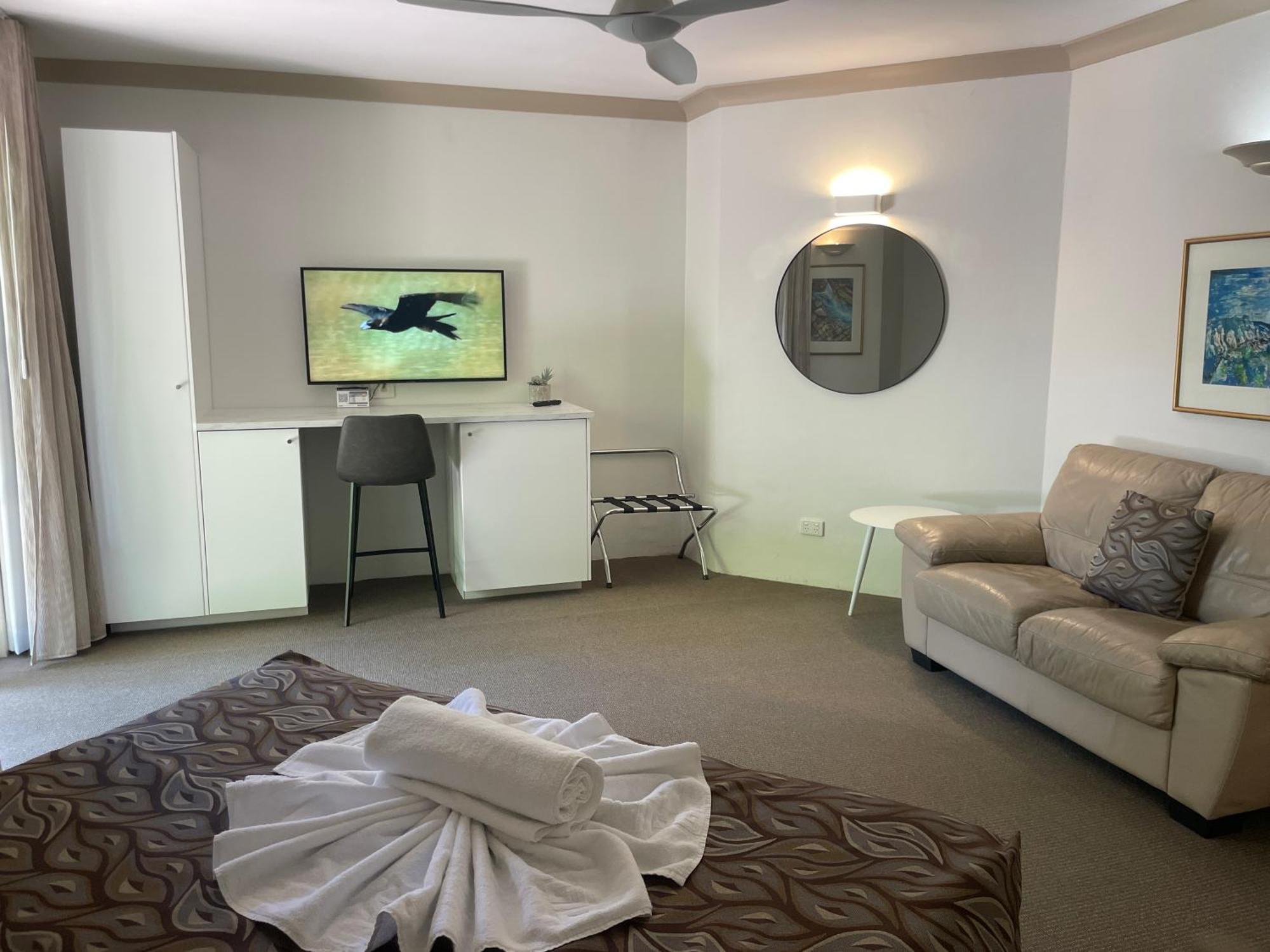 Oasis Inn Ulladulla - Welcoming Guests 18 Years And Older 외부 사진