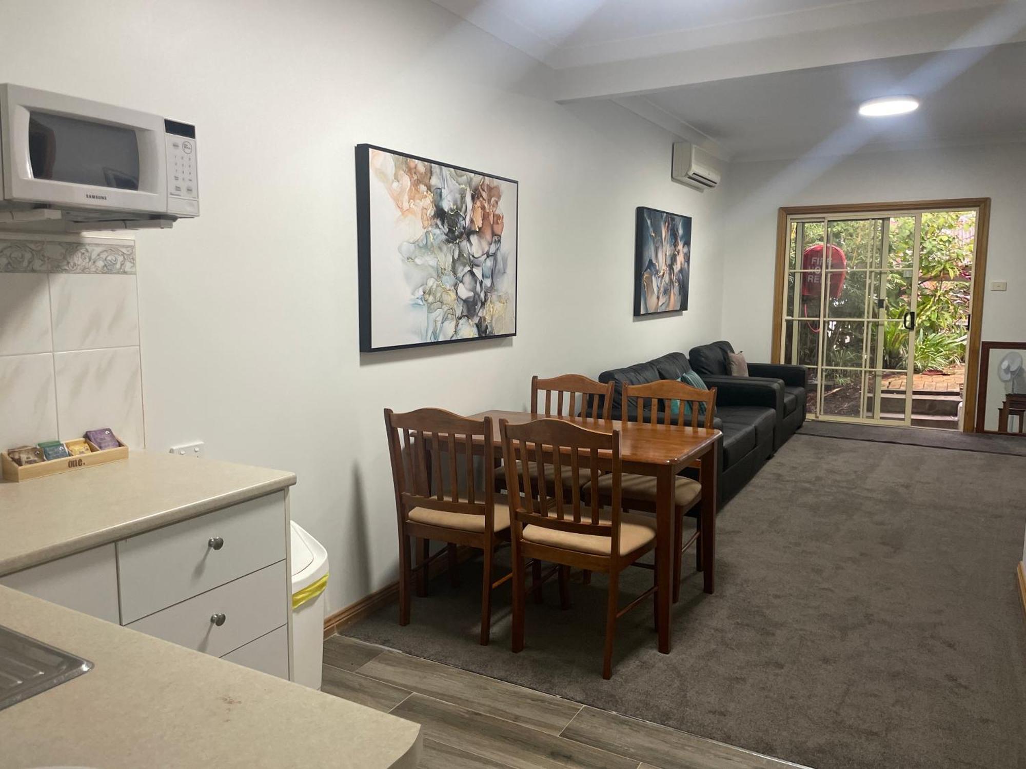 Oasis Inn Ulladulla - Welcoming Guests 18 Years And Older 외부 사진